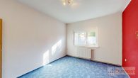 Attraktives Mehrfamilienhaus mit 3 Wohneinheiten und 5 Garagen – unvermietet und vielseitig nutzbar! - Zimmer Obergeschoss