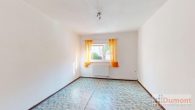 Attraktives Mehrfamilienhaus mit 3 Wohneinheiten und 5 Garagen – unvermietet und vielseitig nutzbar! - Zimmer Erdgeschoss