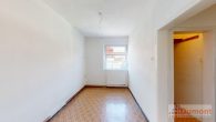 Attraktives Mehrfamilienhaus mit 3 Wohneinheiten und 5 Garagen – unvermietet und vielseitig nutzbar! - Zimmer Erdgeschoss