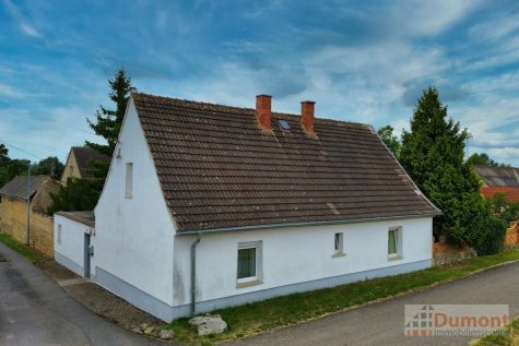 Freistehendes Einfamilienhaus mit vielseitiger Raumaufteilung und gemütlichem Innenhof., 06246 Bad Lauchstädt, Einfamilienhaus