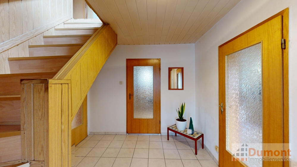 Flur und Treppe EG