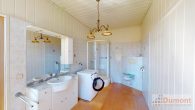 Zweifamilienhaus mit viel Potenzial und großem Grundstück mit zahlreichen Möglichkeiten. - Bad EG