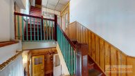 Zweifamilienhaus mit viel Potenzial und großem Grundstück mit zahlreichen Möglichkeiten. - Treppenhaus zum OG