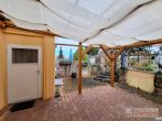 Gepflegtes Reihenhaus mit PKW-Stellplatz vor der Tür und gemütlichem Garten in Leuna. - Terrasse mit Zugang zur Küche