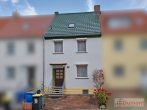 Gepflegtes Reihenhaus mit PKW-Stellplatz vor der Tür und gemütlichem Garten in Leuna. - Vorderansicht