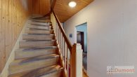 Gepflegtes Reihenhaus mit PKW-Stellplatz vor der Tür und gemütlichem Garten in Leuna. - Treppenaufgang EG