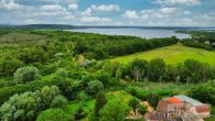 Luftaufnahme mit Blick auf den See