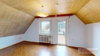 Freistehendes Einfamilienhaus mit Tiefgarage und gemütlichem Garten zur verwirklichung Ihrer Träume. - Zimmer mit Balkon DG