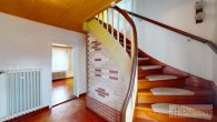 Freistehendes Einfamilienhaus mit Tiefgarage und gemütlichem Garten zur verwirklichung Ihrer Träume. - Flur und Treppe EG